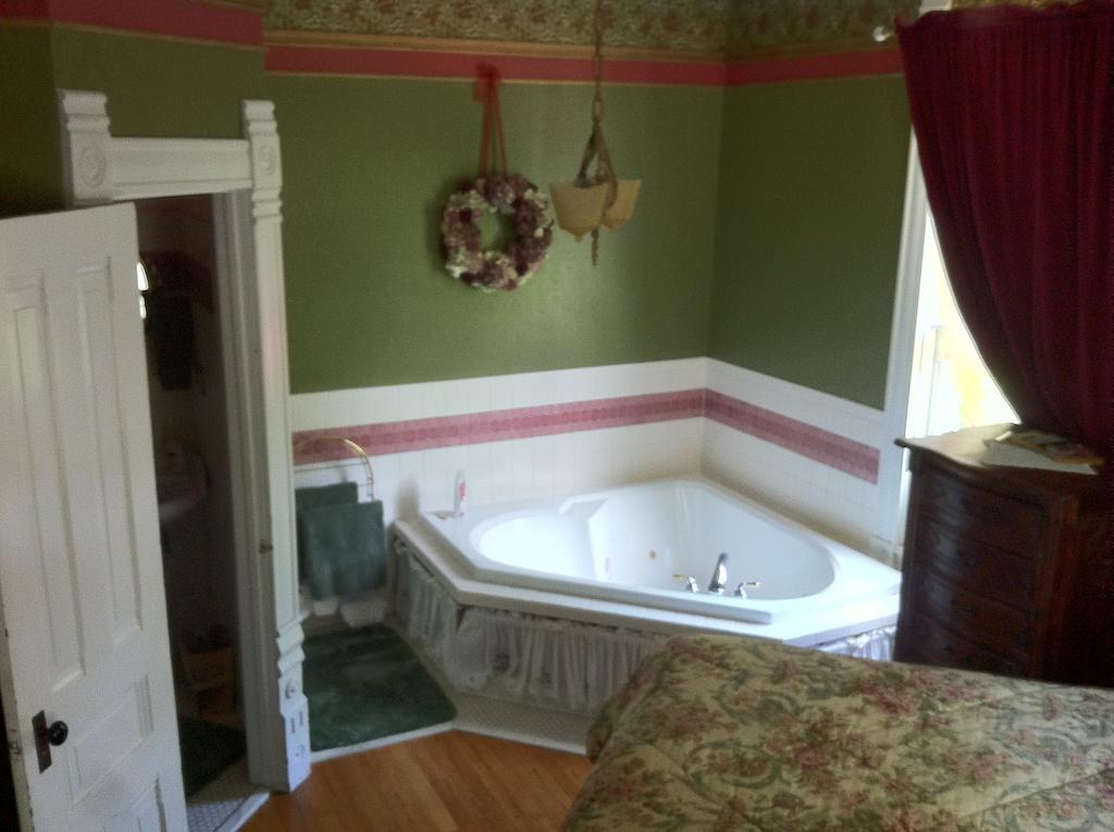 Grand Avenue Bed And Breakfast Carthage Room photo